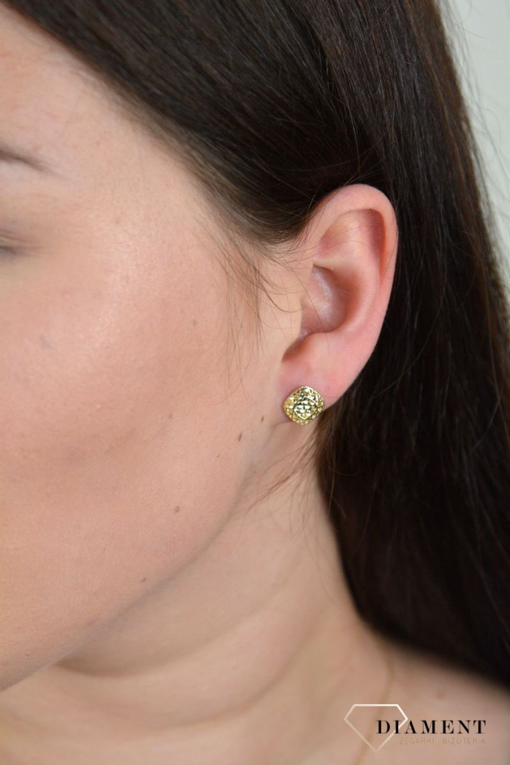 Złote kolczyki grawerowane kwadraciki na sztyft KL 9469.jpg